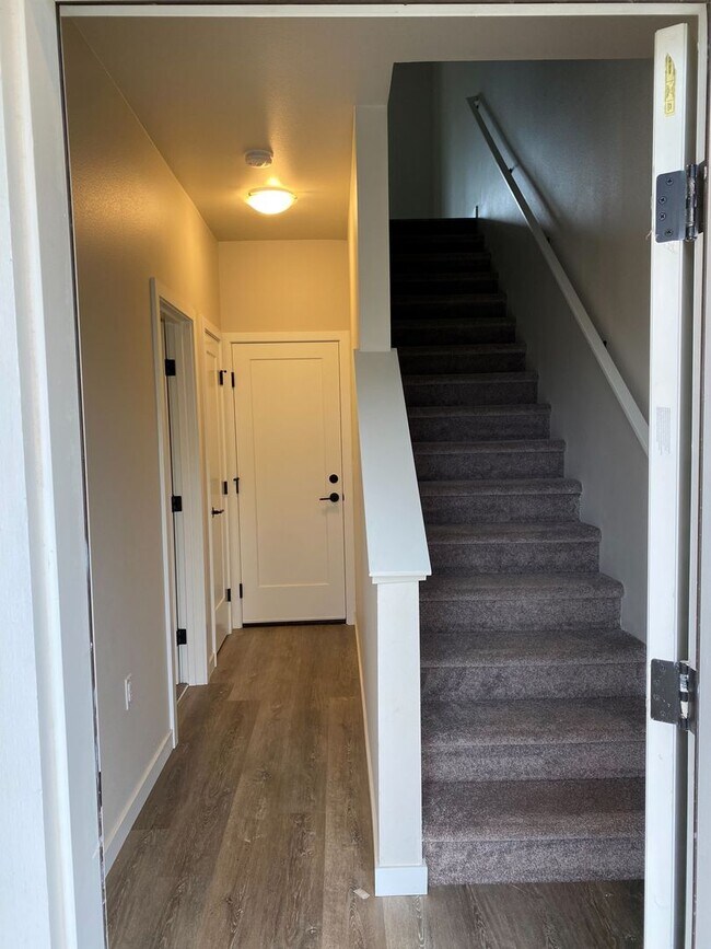 Building Photo - Modern 3 Bedroom, 3 Bath Townhome with 2-Car Garage! Move in today pay no rent till 1/1/2025