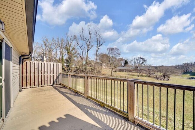 Building Photo - Hillrise Apartment 1 BR/1.5 Bath One Level with Attached Garage