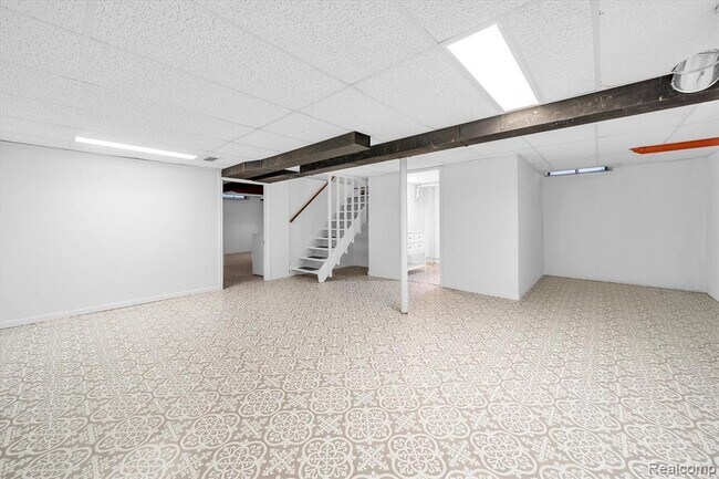 Building Photo - 229 Redwood Dr