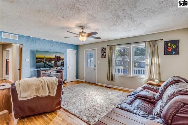 Building Photo - Beautiful 4-Bedroom, 1.5 Bathroom Home