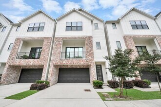 Building Photo - City views, smart layout, and Houston convenience?