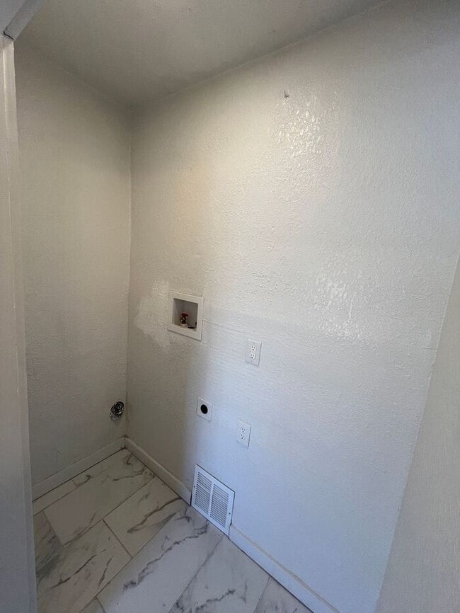 Building Photo - Spacious 5-Bedroom Home with Enclosed Porc...