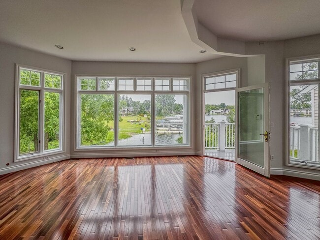 Building Photo - Lakeside Living!