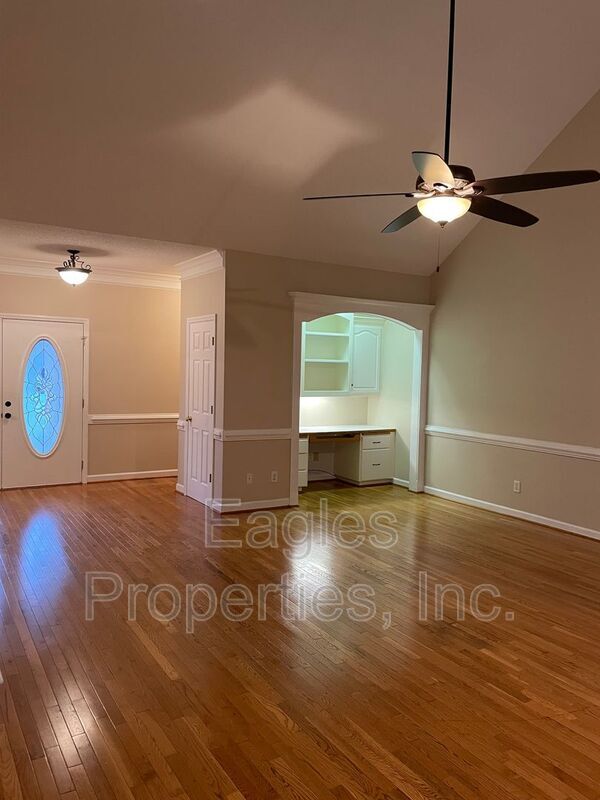 Building Photo - 608 Adler Ln