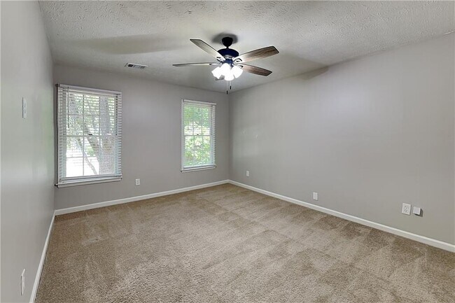Building Photo - 9880 Lake Forest Way
