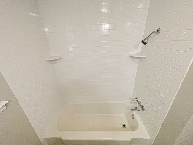 Building Photo - Updated 3/1 Home with Vaulted Ceilings & Large Fenced Backyard