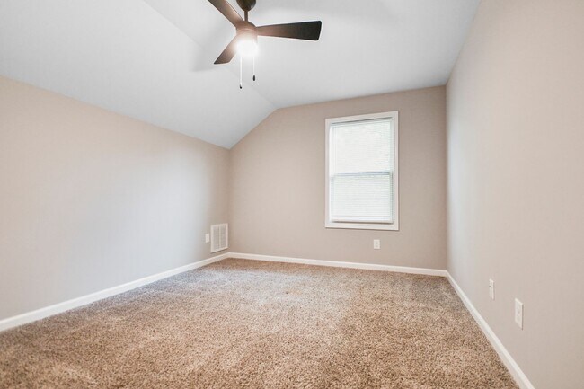 Building Photo - Pet Friendly Three Bedroom!