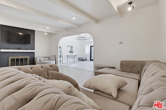 Building Photo - 9209 Paramount Blvd