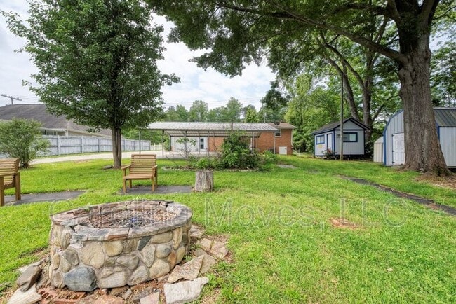Building Photo - 1760 Memorial Dr Ext