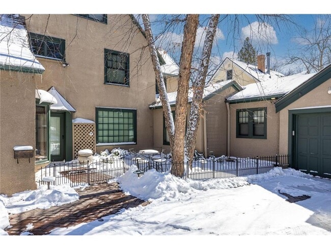 Building Photo - 2810 W Lake of the Isles Pkwy