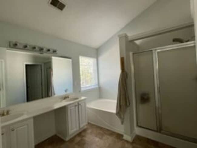 Building Photo - 122 Oak Cove Dr