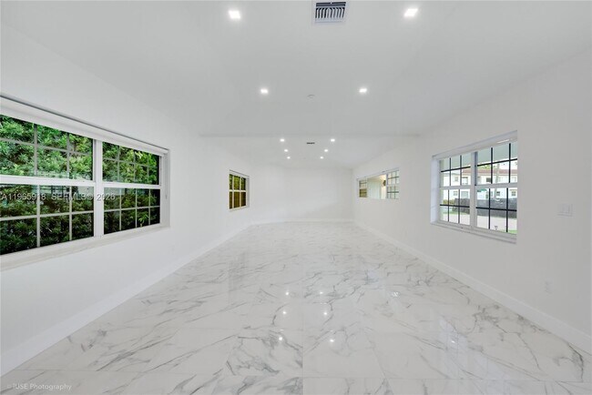 Building Photo - 52 Camden Dr