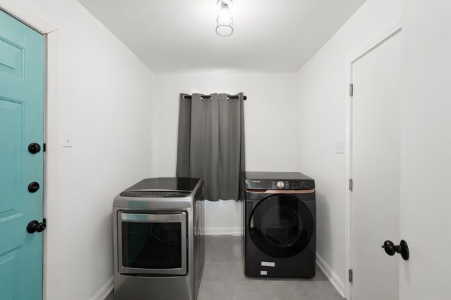 Building Photo - AVAILABLE BEGINNING OF JUNE ; APPLY ON OUR WEBSITE TODAY!!!