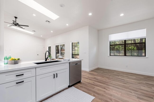 Building Photo - 908 S Manzanita Dr