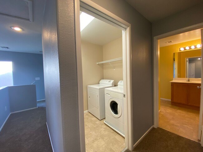 Building Photo - COZY 3 BEDROOM / 2.5 BATH HOME