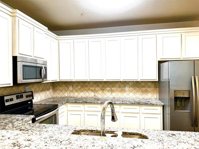 Building Photo - 301 Lily Ln