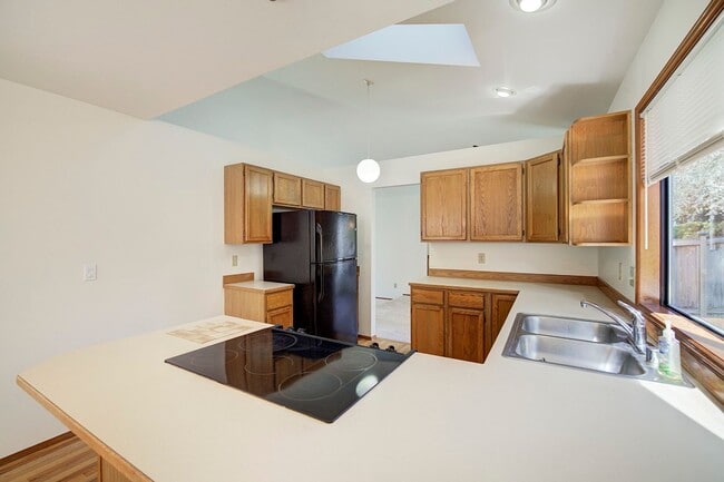 Building Photo - 4Bd/2.5Ba Sammamish Home
