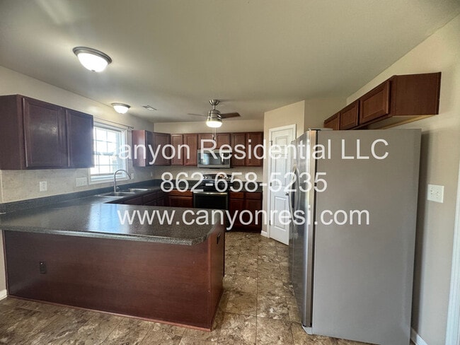 Building Photo - 567 Broad Dr