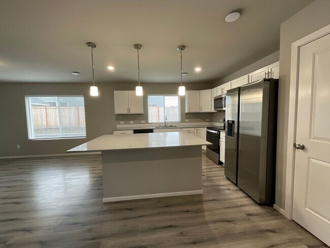 Building Photo - Beautiful 4 Bedroom, 2.5 Bath Home Available November 1st!