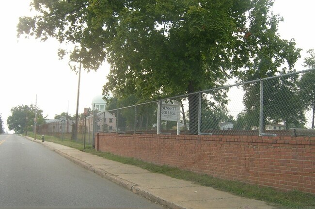 Building Photo - 523 Martin St