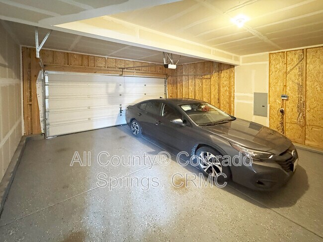 Building Photo - 5975 Mumford Dr.