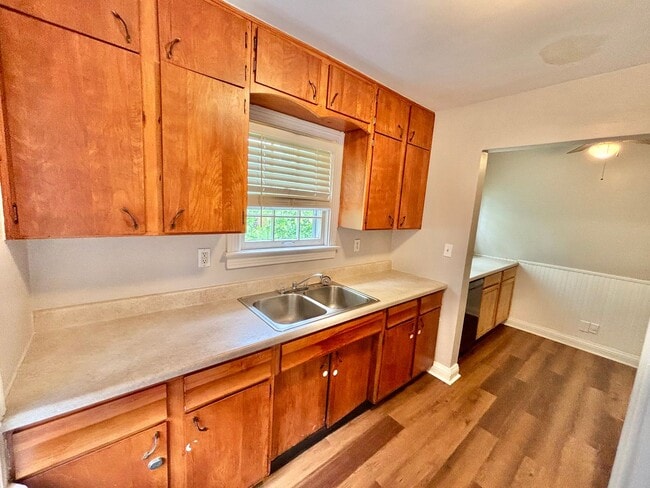 Building Photo - 3b /1 ba House on Berry Blvd - Fenced, Basement, Pets OKAY!