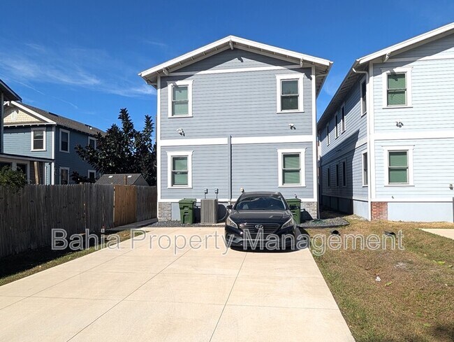 Building Photo - 1707 E Columbus Dr