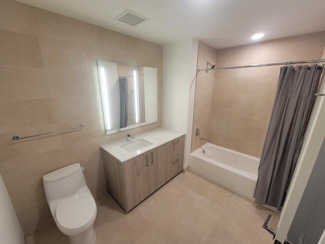 Building Photo - 211 N Harbor Dr