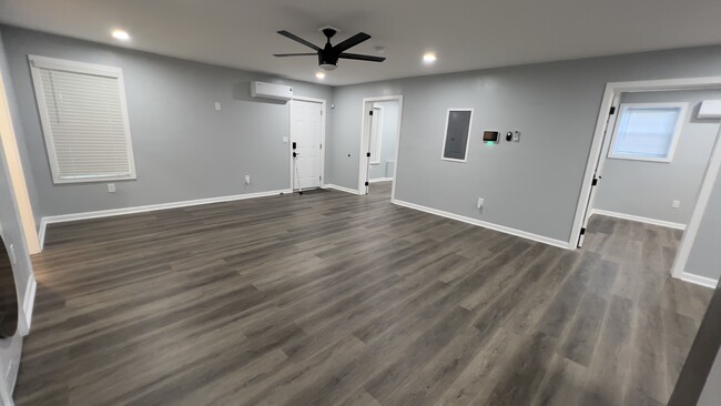 Building Photo - 2 Bedroom 1 Bath Basement Apt (Free Utilit...