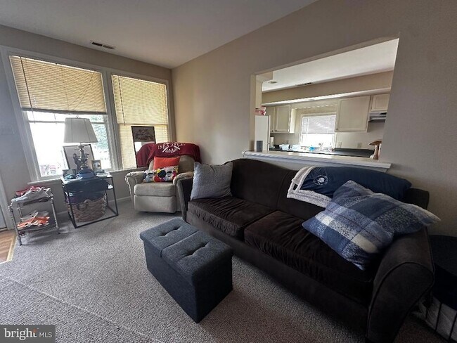 Building Photo - 633 Hampton Ave