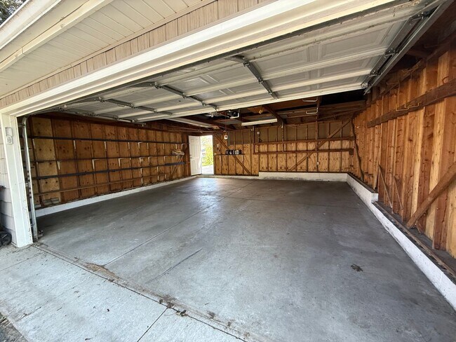 Building Photo - Woodbury 3 Bed 2 Bath Single Family Home