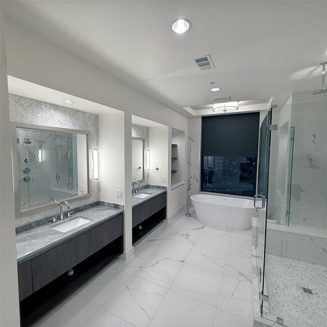 Building Photo - 2525 Turtle Creek Blvd