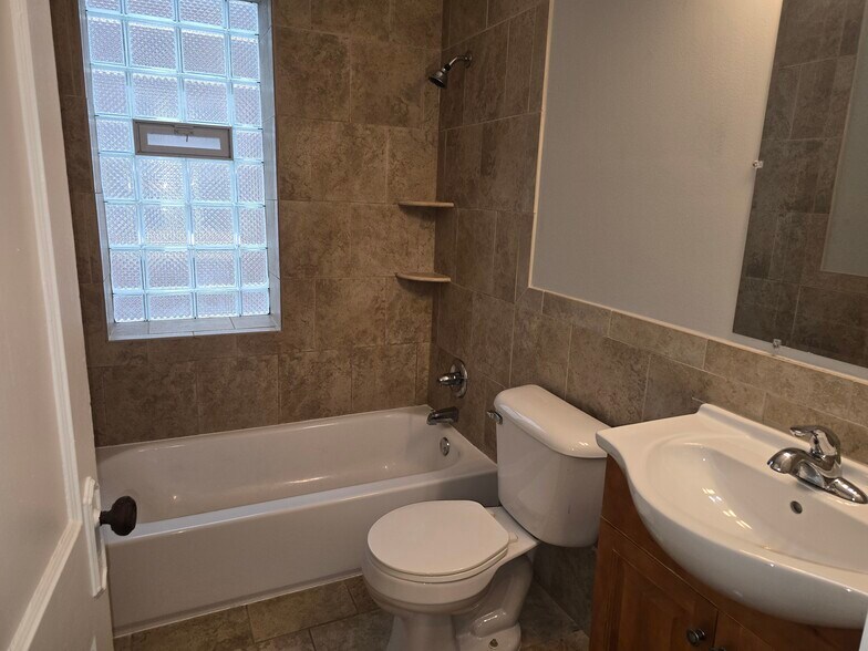 Building Photo - 1026 Lakepointe St