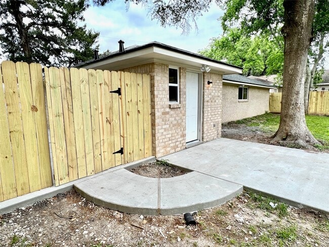 Building Photo - 813 Cedar Lawn Dr