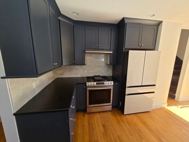 Building Photo - 26 Mather St