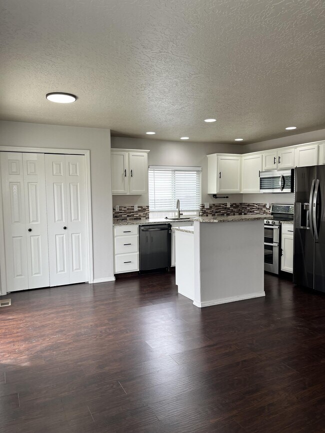 Building Photo - 2057 W Shy Creek Pl