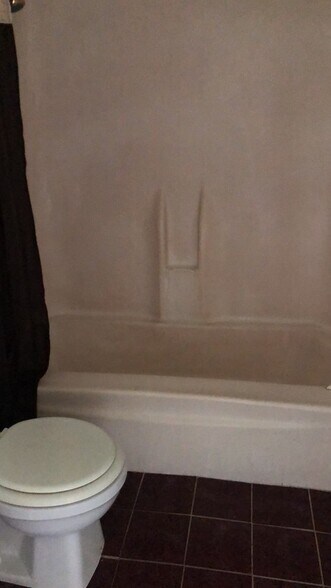Shower and tub - 1701 NW 29th St