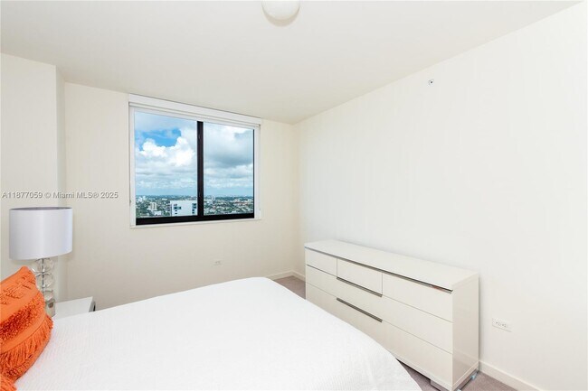 Building Photo - 999 SW 1st Ave