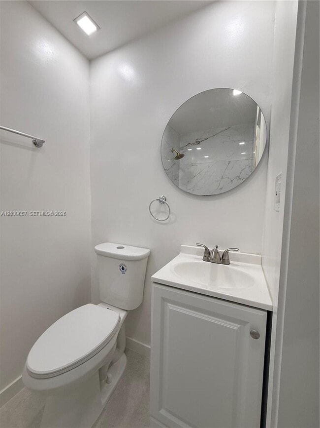Building Photo - 561 W 39th St