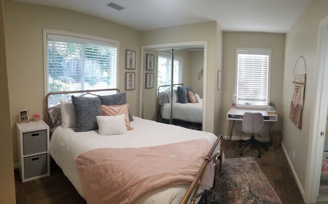 Building Photo - Immaculate 5 Bedroom 3 bath home with beautiful hill views!