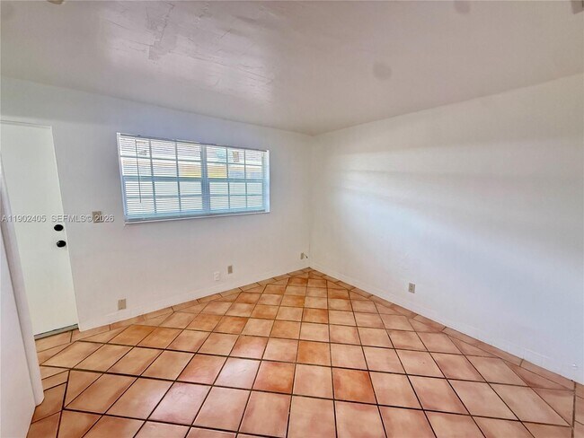 Building Photo - 924 NE 17th Terrace