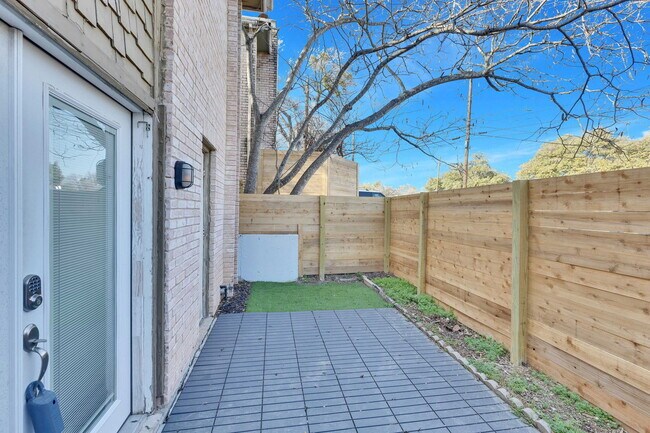 Building Photo - 2705 Northeast Dr