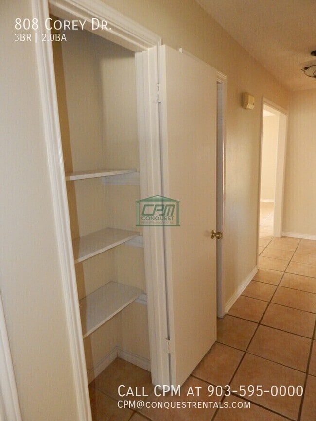 Building Photo - 808 Corey Dr