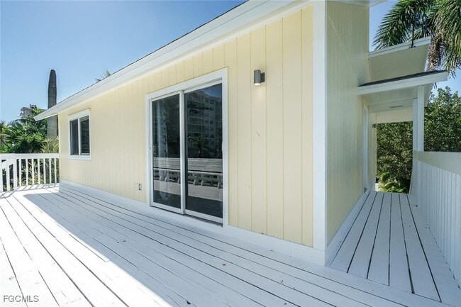 Building Photo - 140 Estrellita Dr