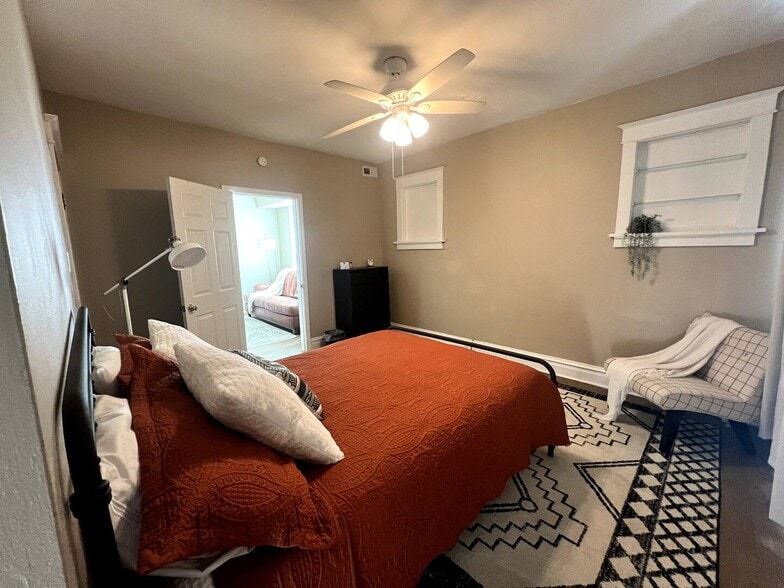 Building Photo - 4240 Lawn Ave