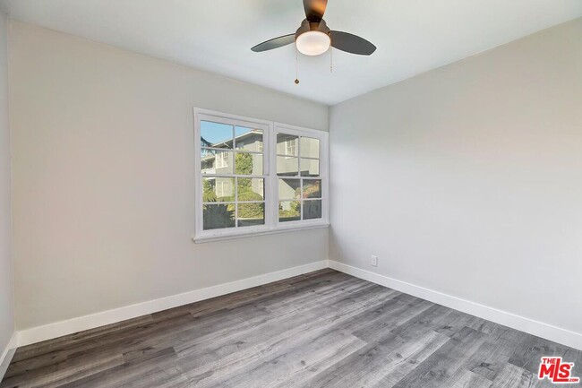 Building Photo - 5016 Clinton St