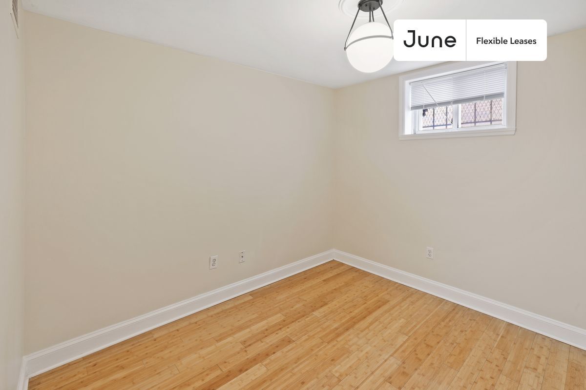 Building Photo - 1380 Bryant St NE
