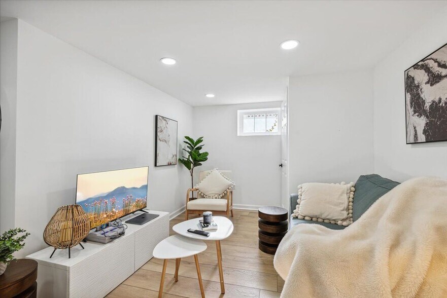 Building Photo - 16 Hickory Rd