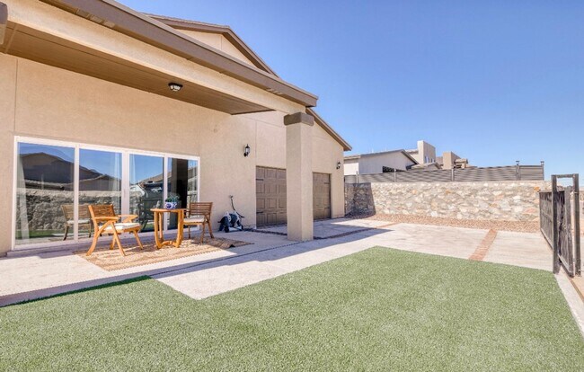 Building Photo - Eastside area for  Short or Long Term Rental(Completely Furnished) Beautiful 4 bed/2.5 baths