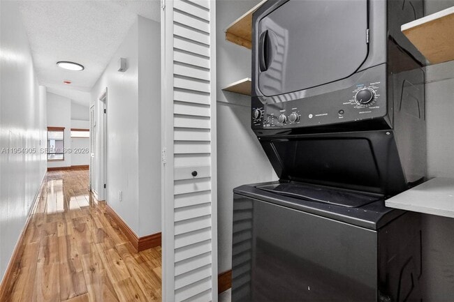 Building Photo - 1632 SW 19th Ter